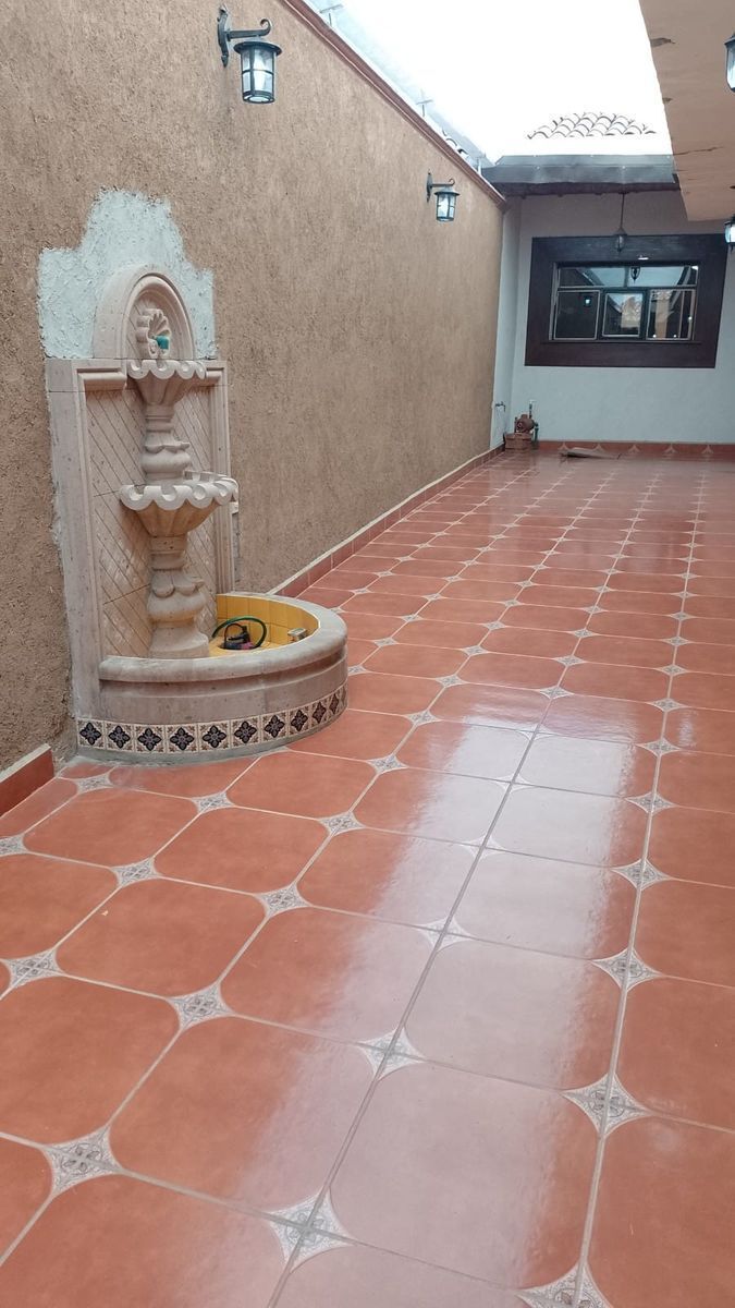 2 de 20: FUENTE DE CANTERA ROSA EN EL CORREDOR PRINCIPAL