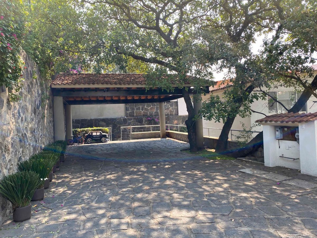 ESPECTACULAR CASA EN RENTA. VISTA AL BOSQUE DE TARANGO. EasyBroker