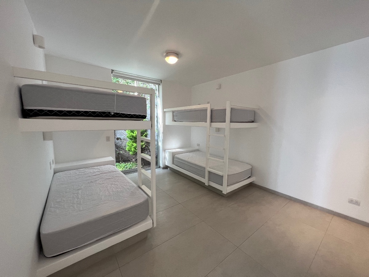 20 de 45: Sexto dormitorio con walk-in closet y baño