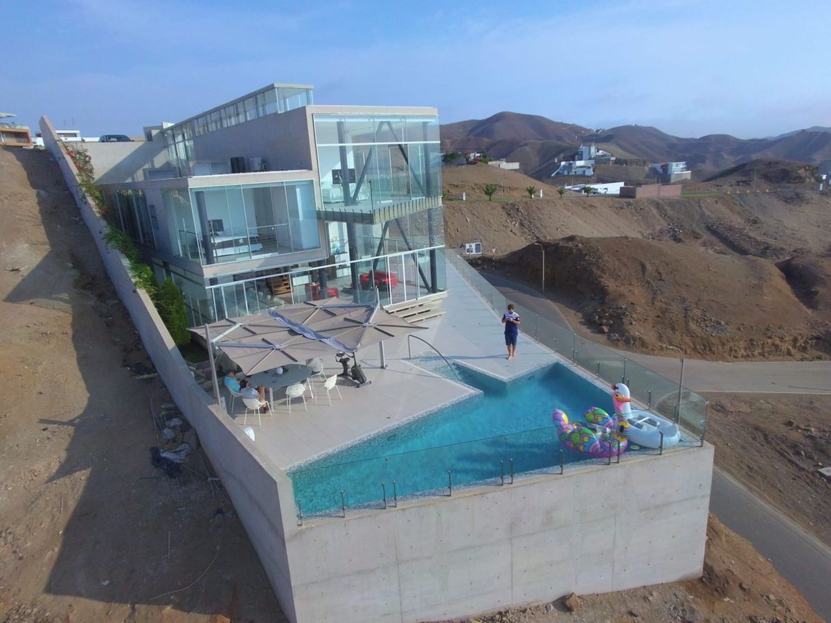 44 de 45: La casa de dos pisos con piscina y la terraza