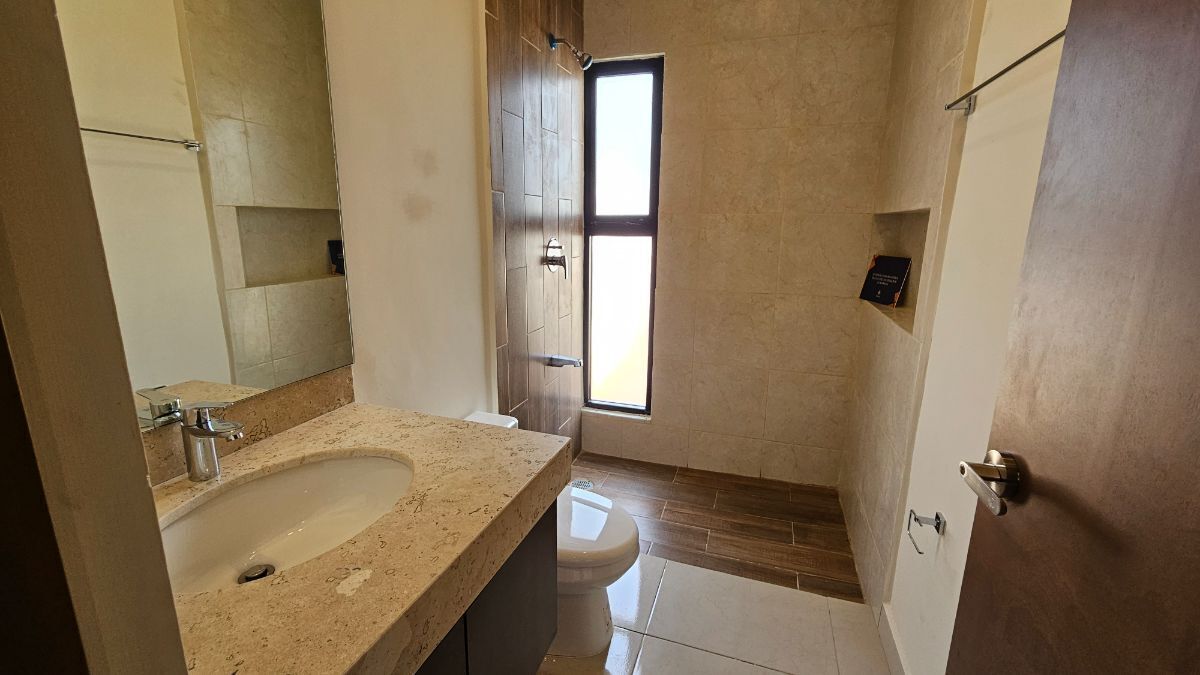 11 de 23: Baño de habitación de planta baja