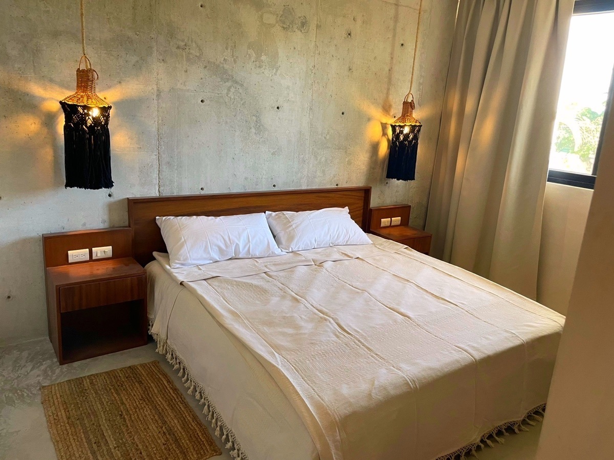 Recámara King, tapetes, lamparas