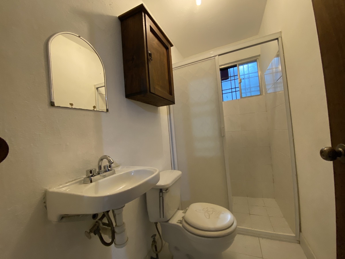 10 of 13: Baño completo en planta baja