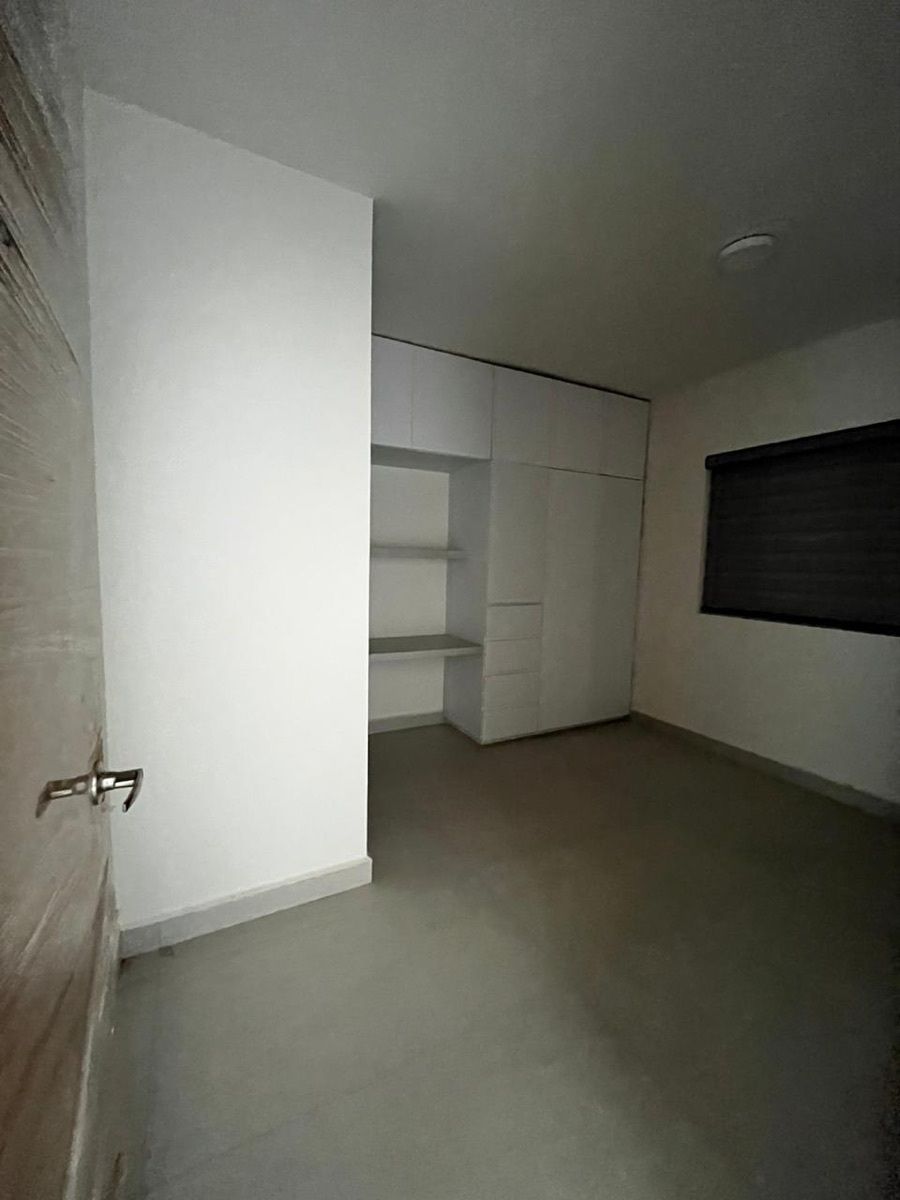 7 de 27: Recámara secundaria con closet de pared