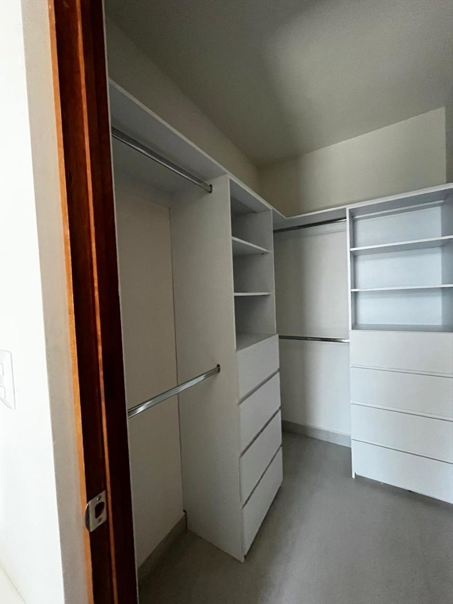 8 de 27: Vestidor recámara principal