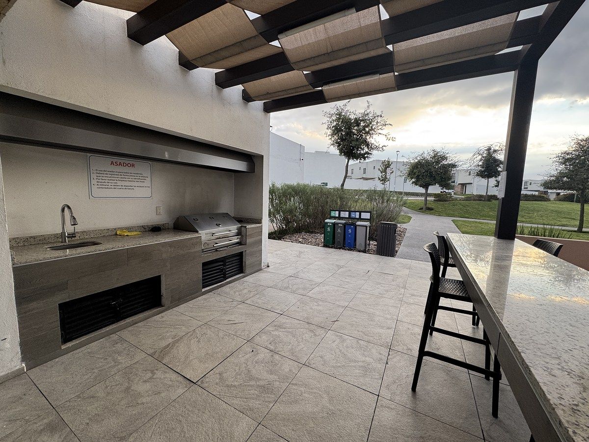 14 de 18: asador y terraza