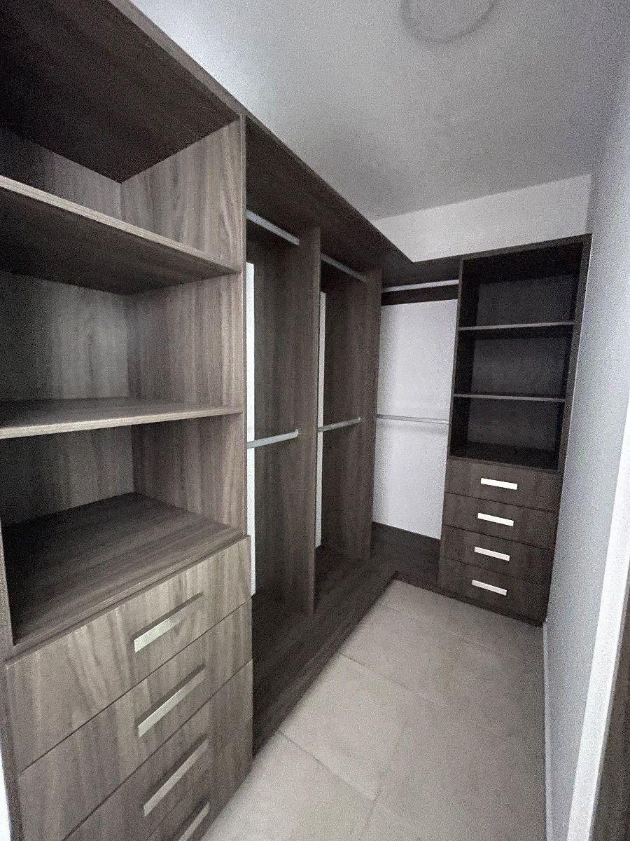 10 de 18: Vestidor Principal