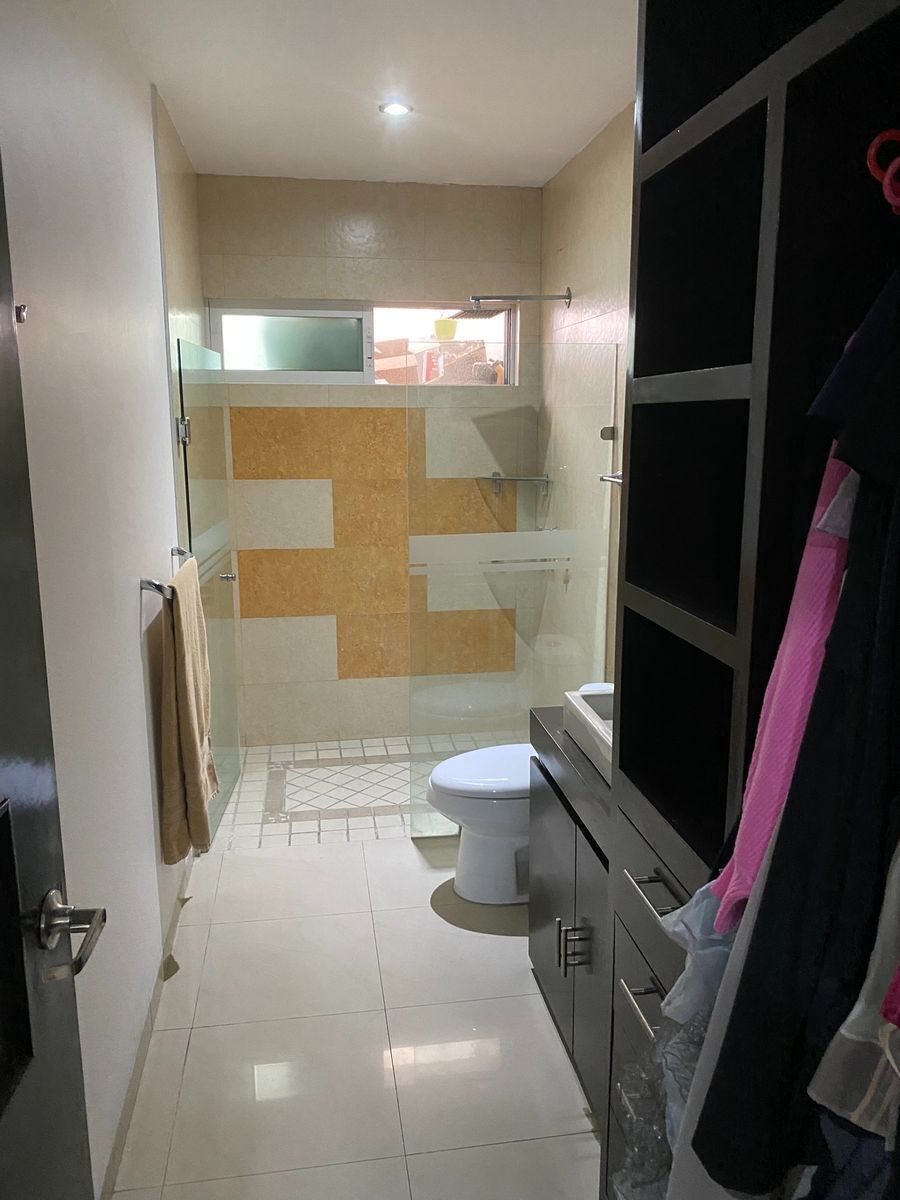 8 of 38: Closet y baño recámara planta baja