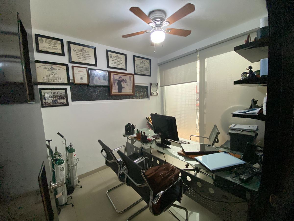 9 of 38: Oficina planta baja