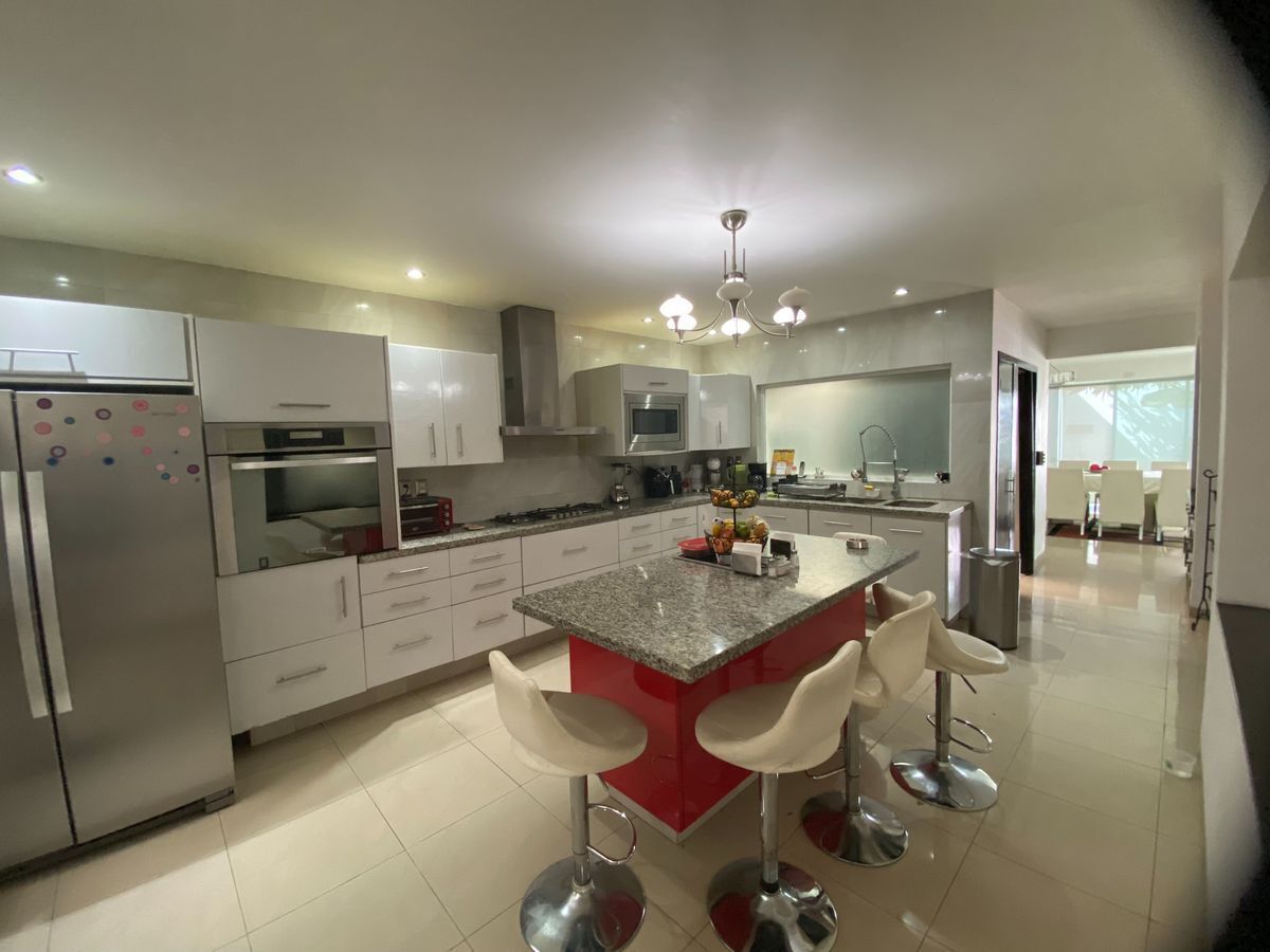 10 of 38: Cocina integral con barra desayunadora