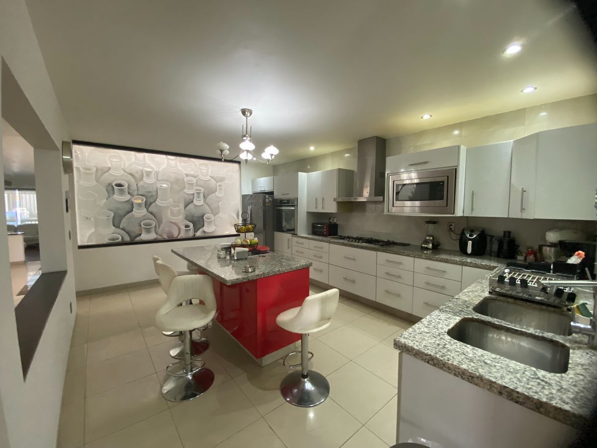 11 of 38: Cocina integral con barra desayunadora