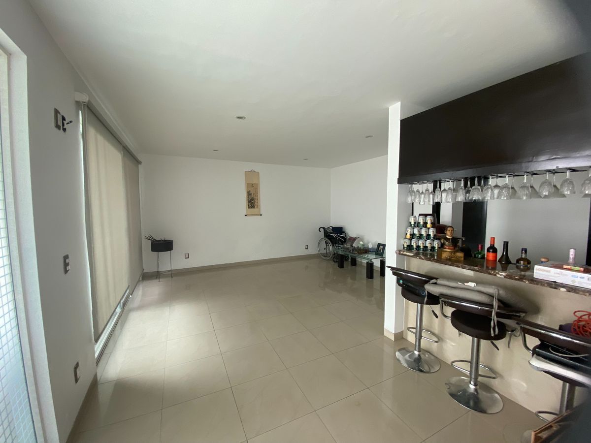 15 of 38: Area social y barra bar