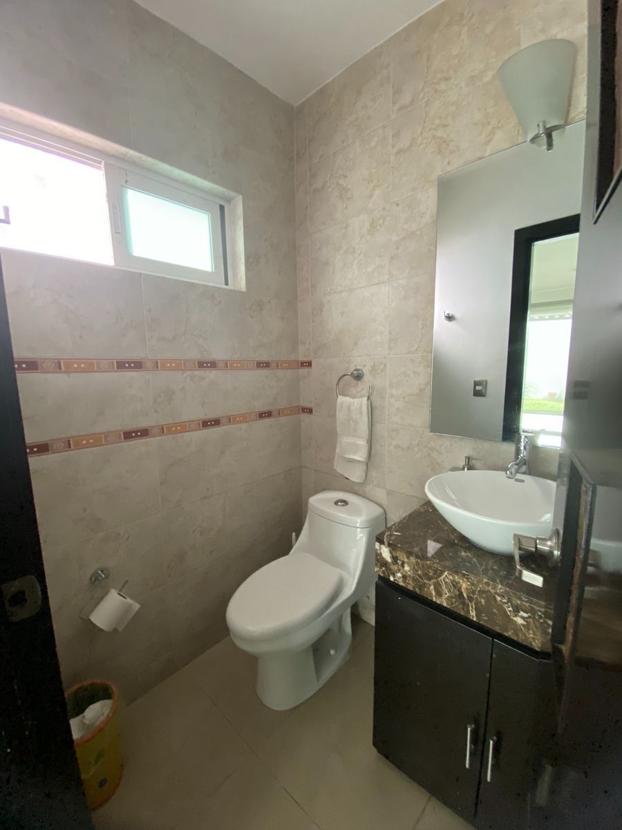 17 of 38: Medio baño planta baja