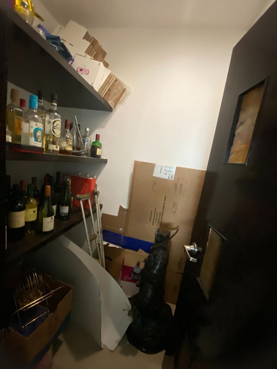 16 of 38: Bodega bar