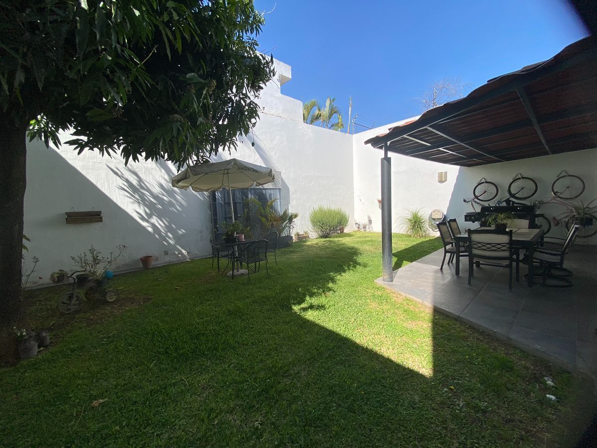 19 of 38: Jardín y terraza