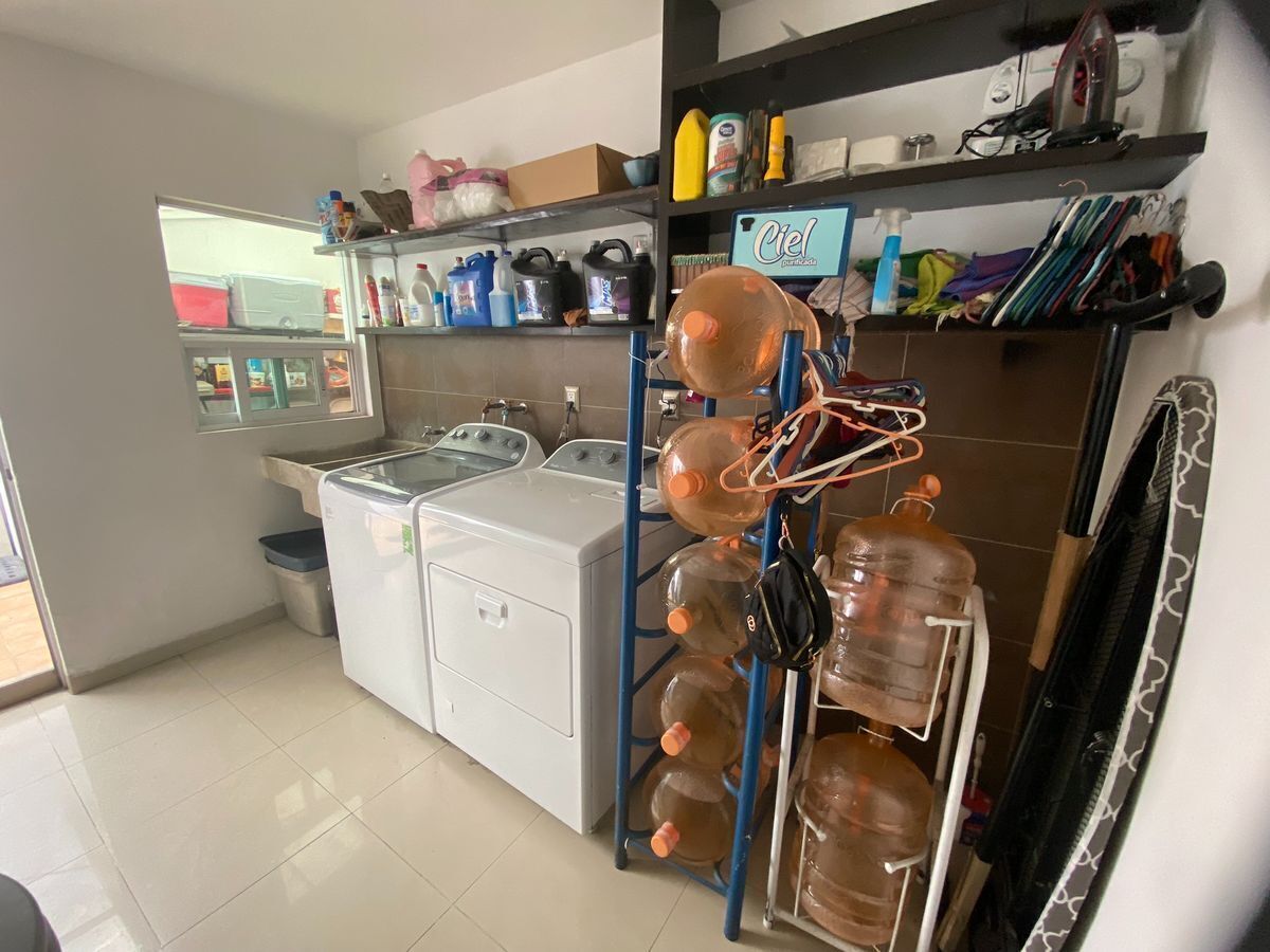 20 of 38: Area servicio