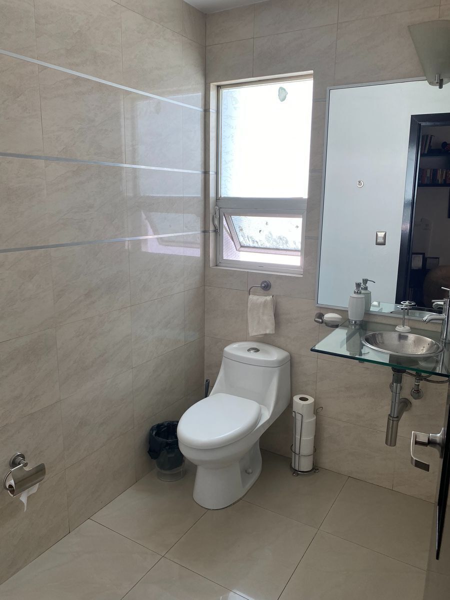 29 of 38: Medio baño planta alta