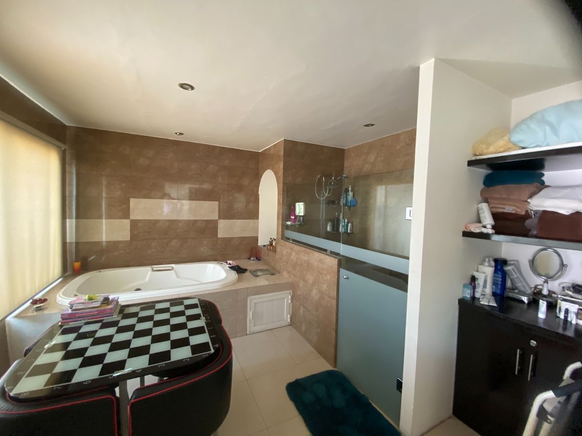 34 of 38: Baño recámara principal