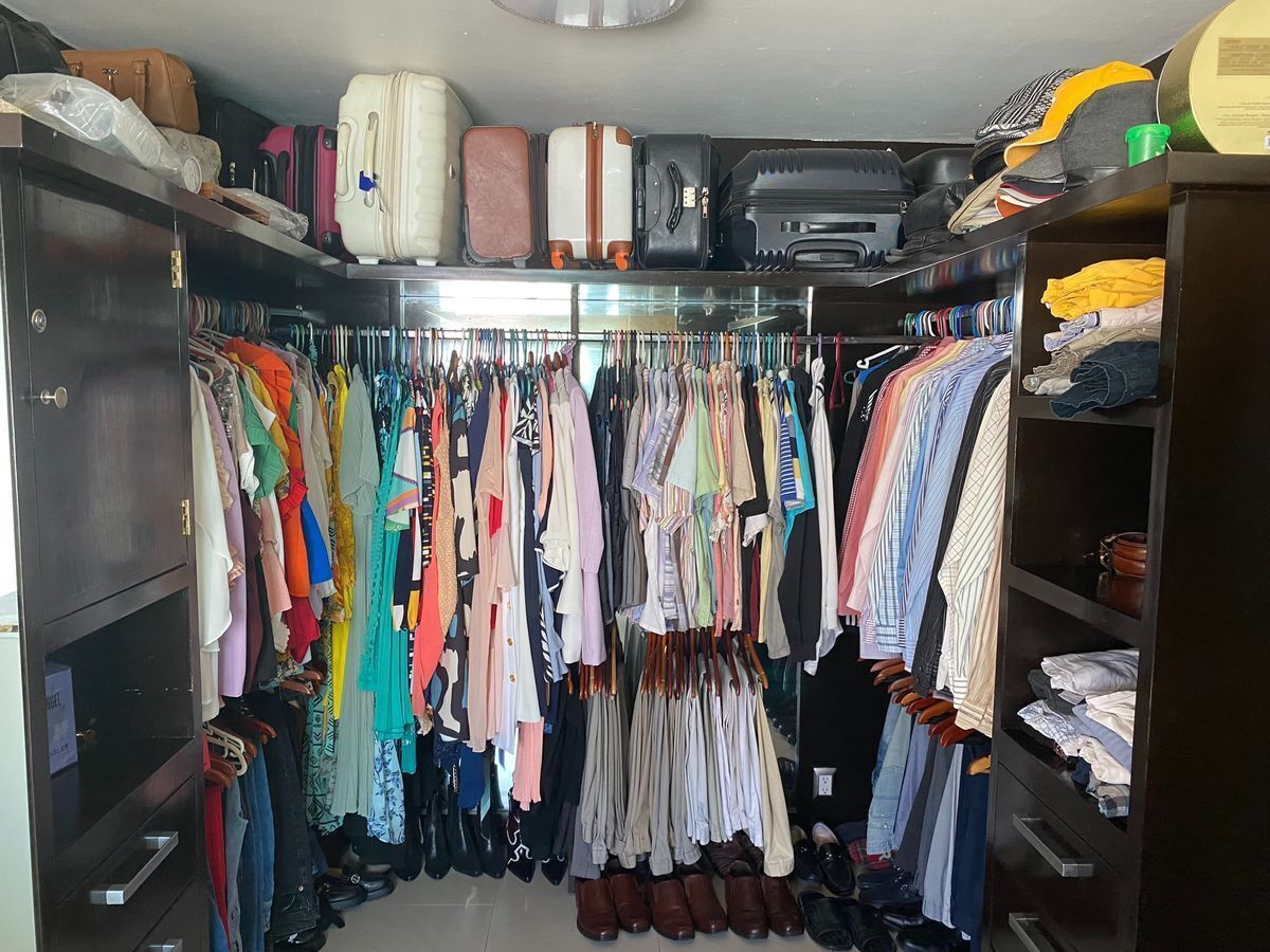 35 of 38: Closet principal
