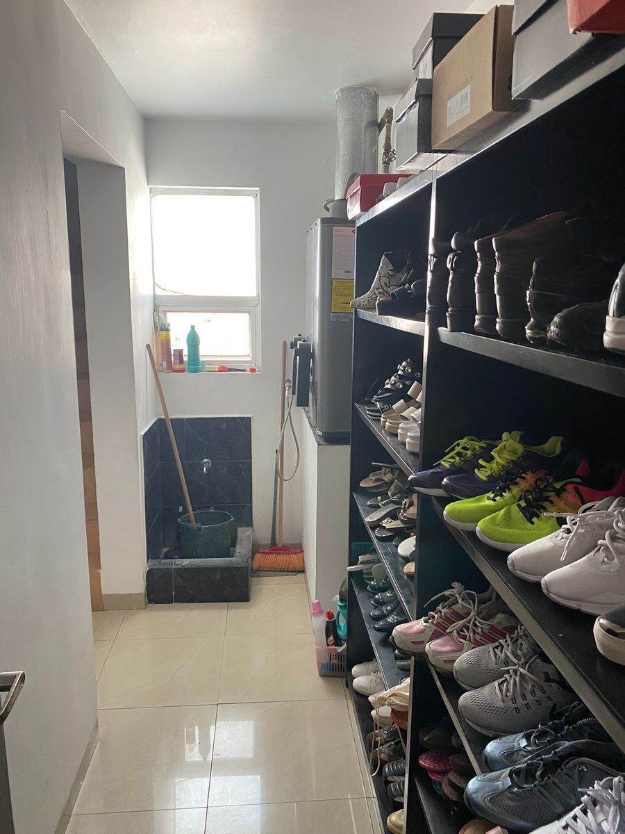 37 of 38: closet pasillo para subir tercer nivel