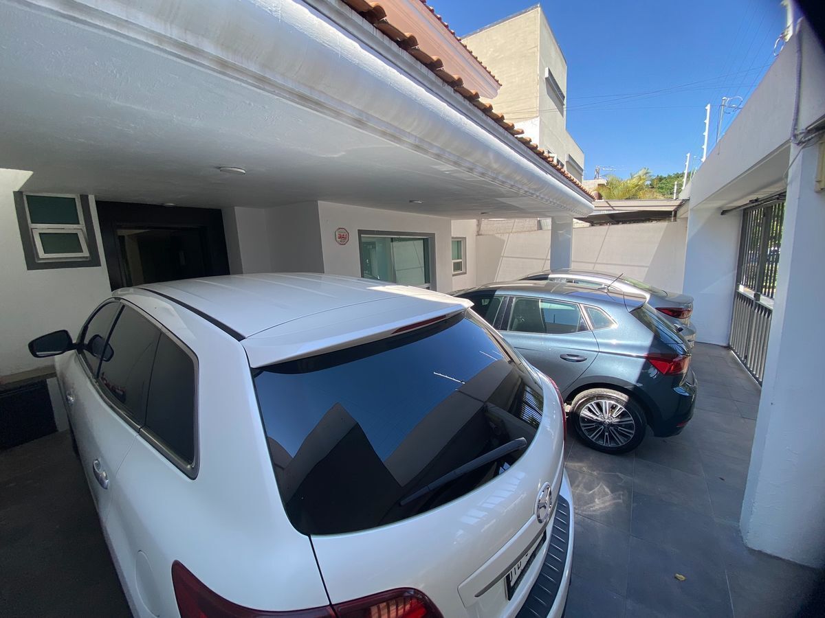 2 of 38: Estacionamiento 4 autos dentro y 4 fuera