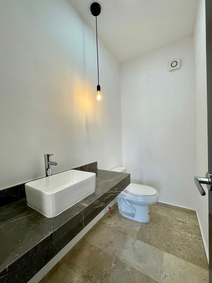 6 de 25: Baño de Visitas