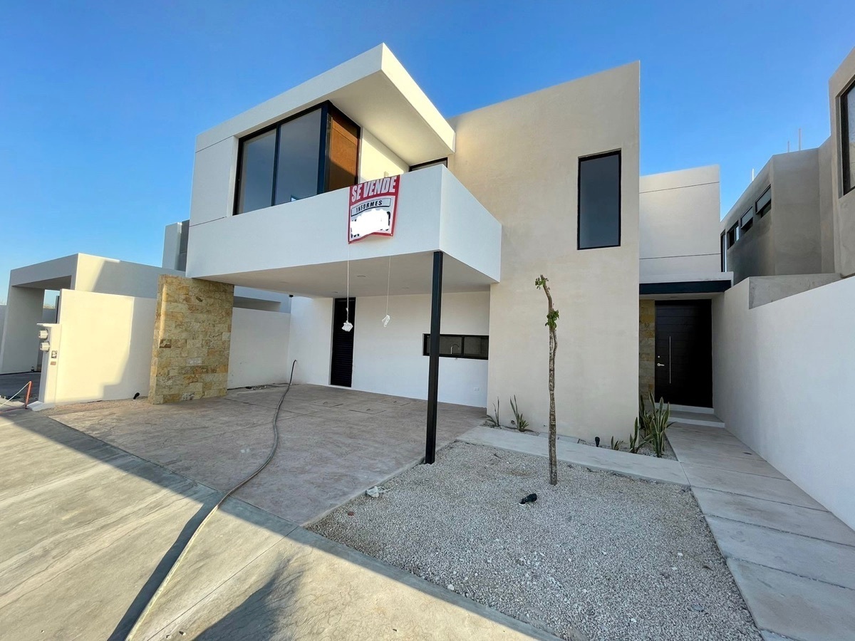 3 of 26: Fachada Frontal