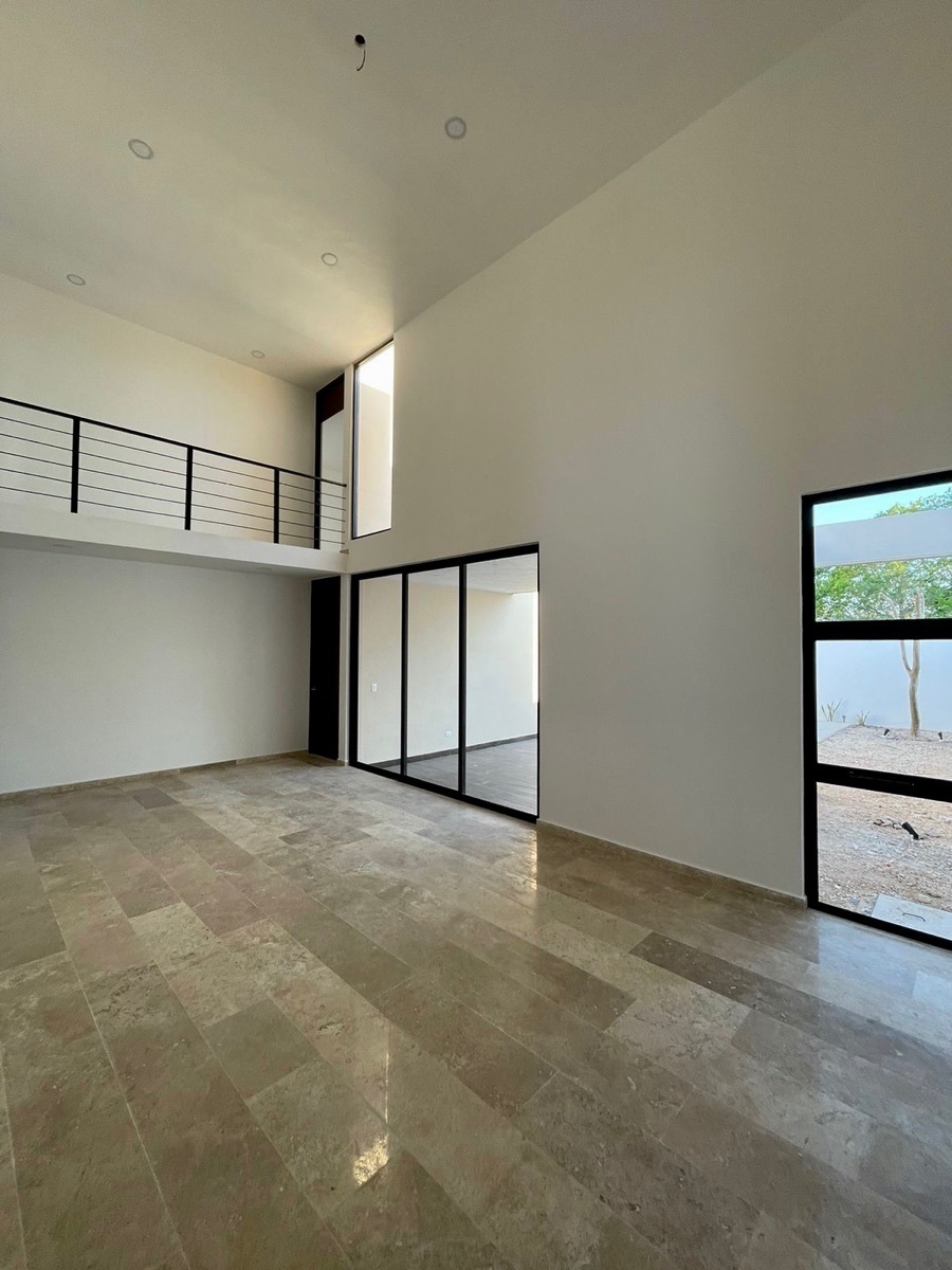 3 de 25: Sala / Comedor Corridos con Techos a Doble Altura