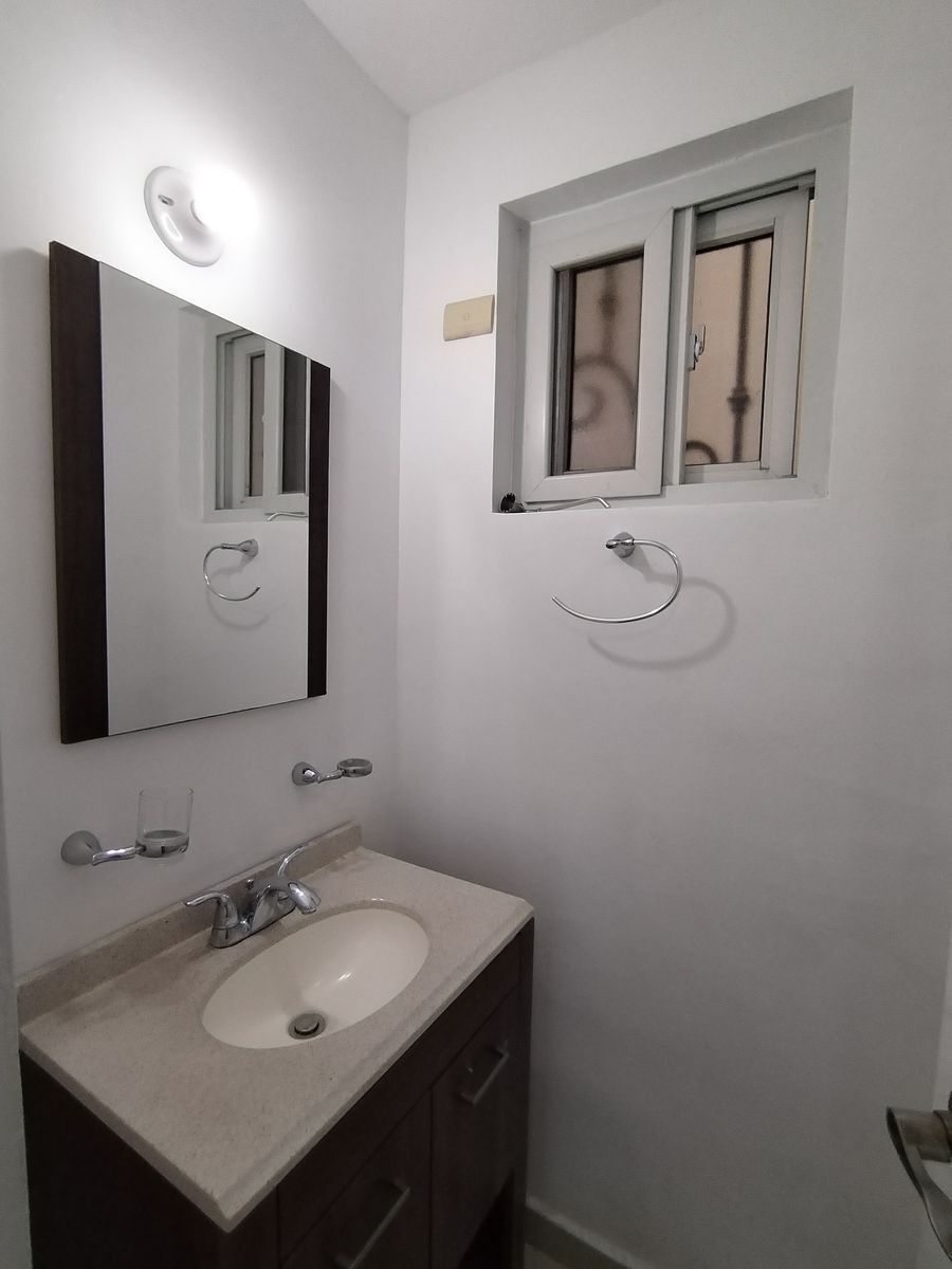 4 of 16: Medio baño de visitas