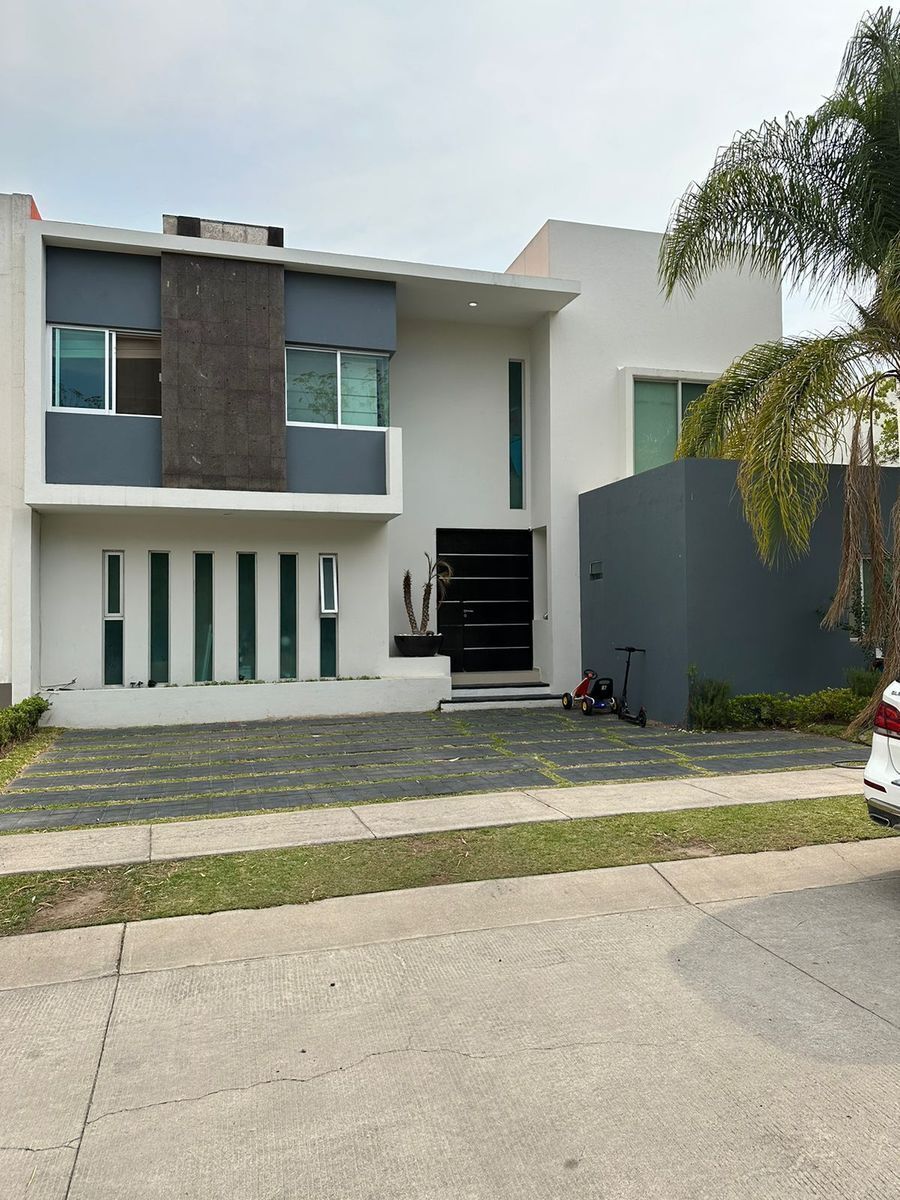 CASA EN VENTA ENTRE AV. NACIONES UNIDAS Y AV. UNIVERSIDAD.