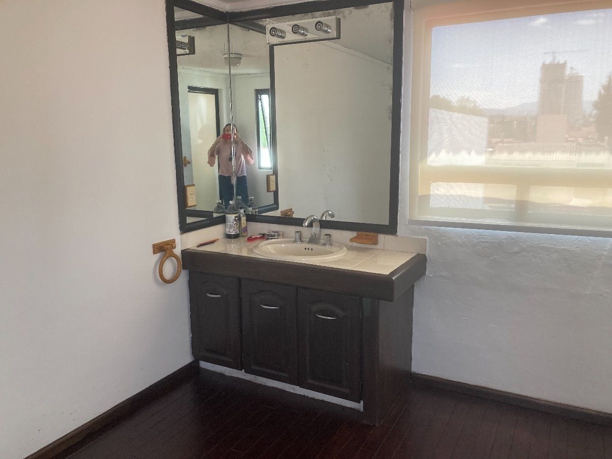 28 de 29: BAÑO DE SERVICO