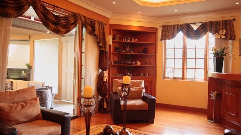 5 de 46: Salón con Bar