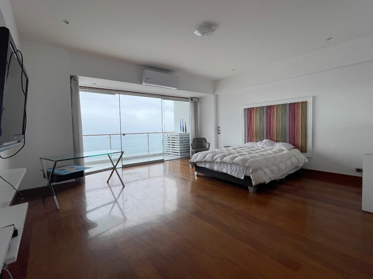 5 de 29: Dormitorio principal con linda vista al mar y terraza.