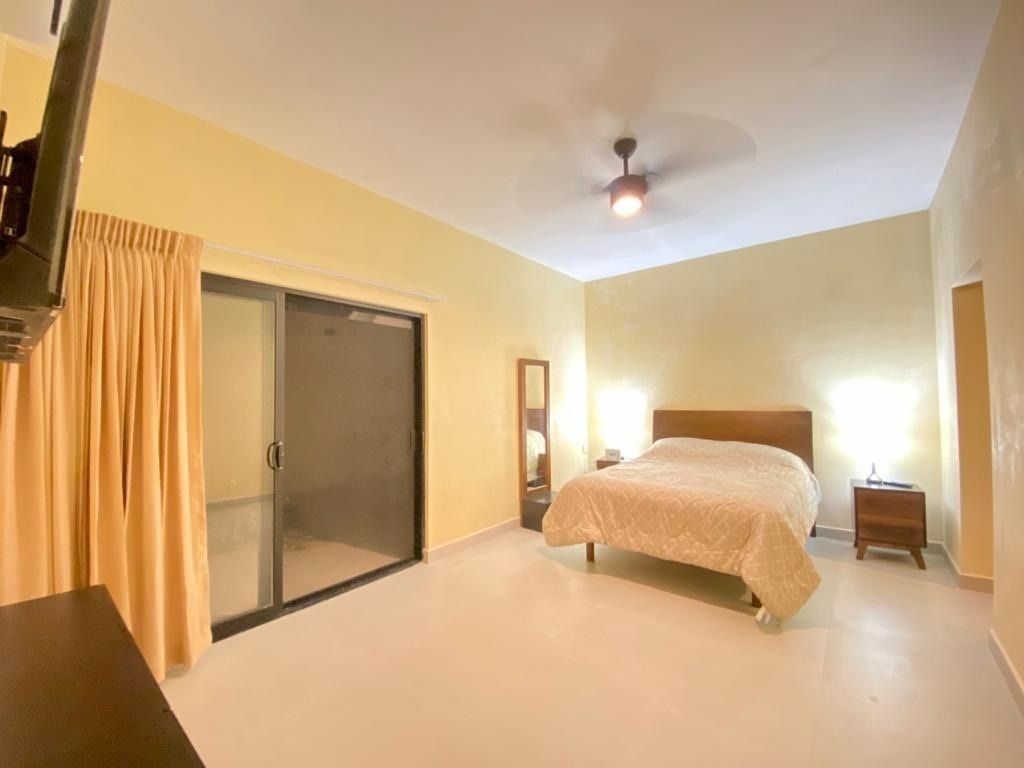 15 de 41: Recámara con acceso al jardín privado de este departamento.