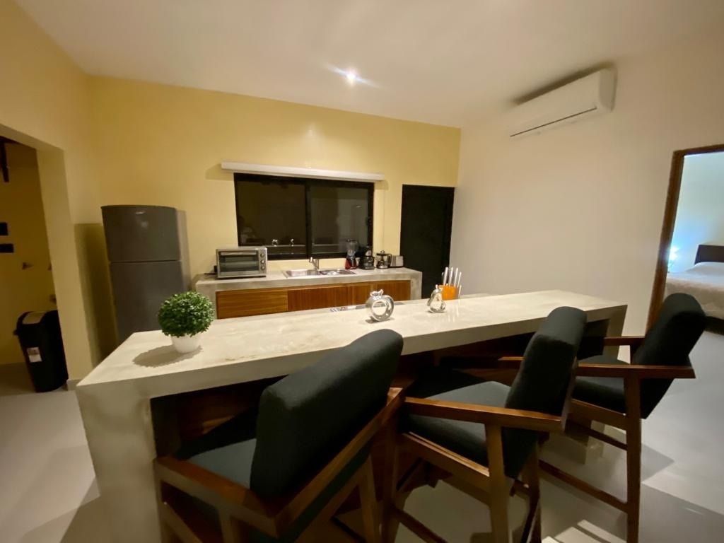 6 de 41: Cocina con iluminación de noche.