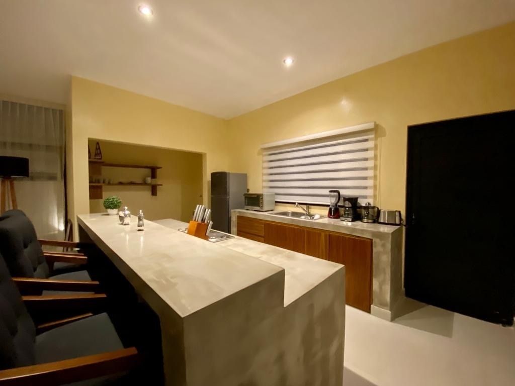 7 de 41: Cocina con iluminación de noche.