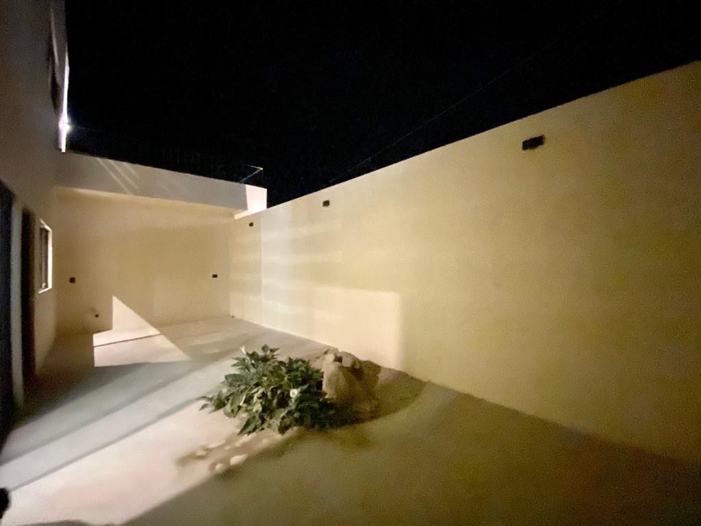 19 de 41: Vista de noche del jardín privado.