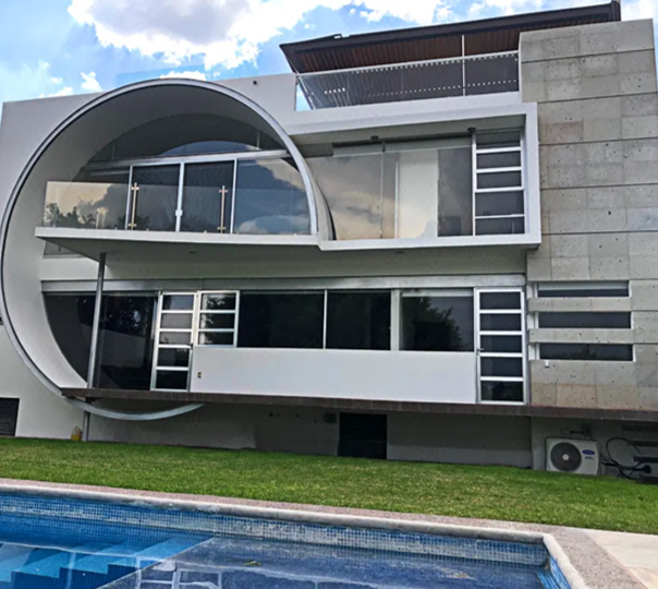 Casa con diseño de autor en Cumbres del Lago con alberca