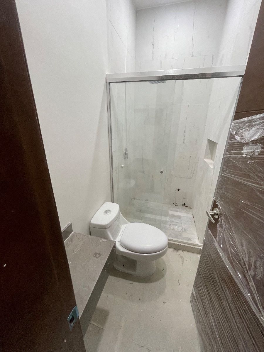 16 of 28: Baño secundario