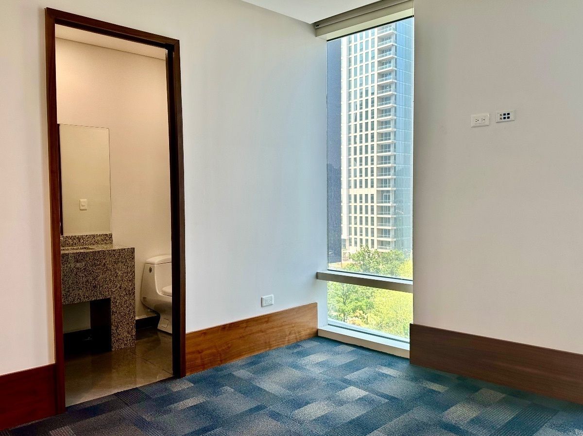 29 de 31: BAÑO OFICINA PRINCIPAL 2