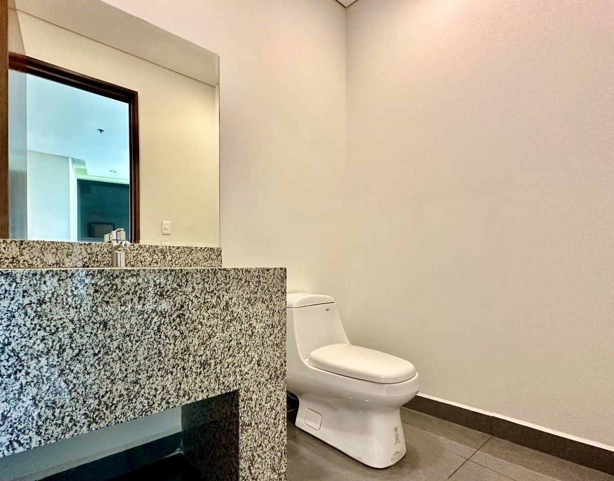 30 de 31: BAÑO OFICINA PRINCIPAL 2