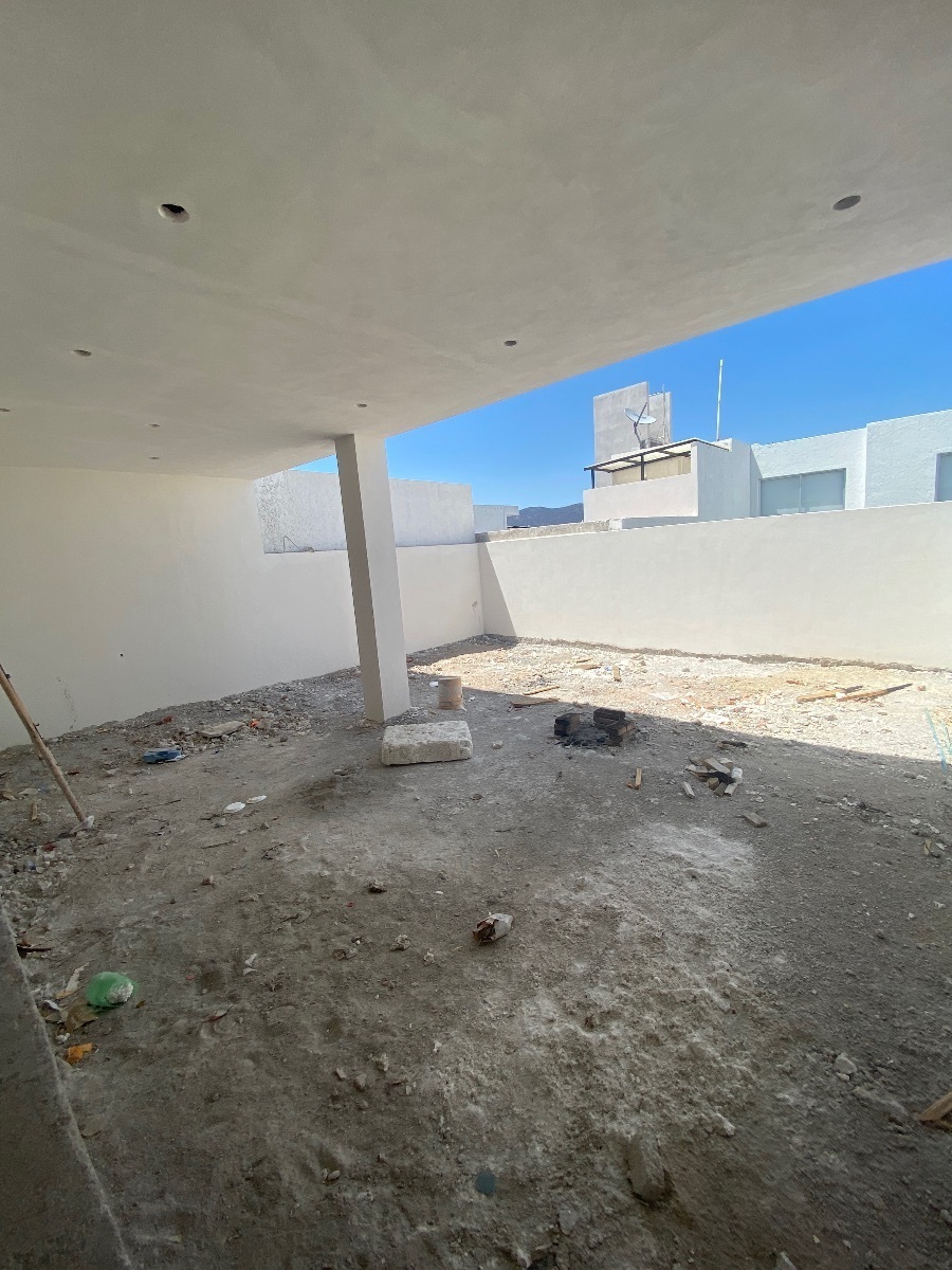 Terraza muy grande techada