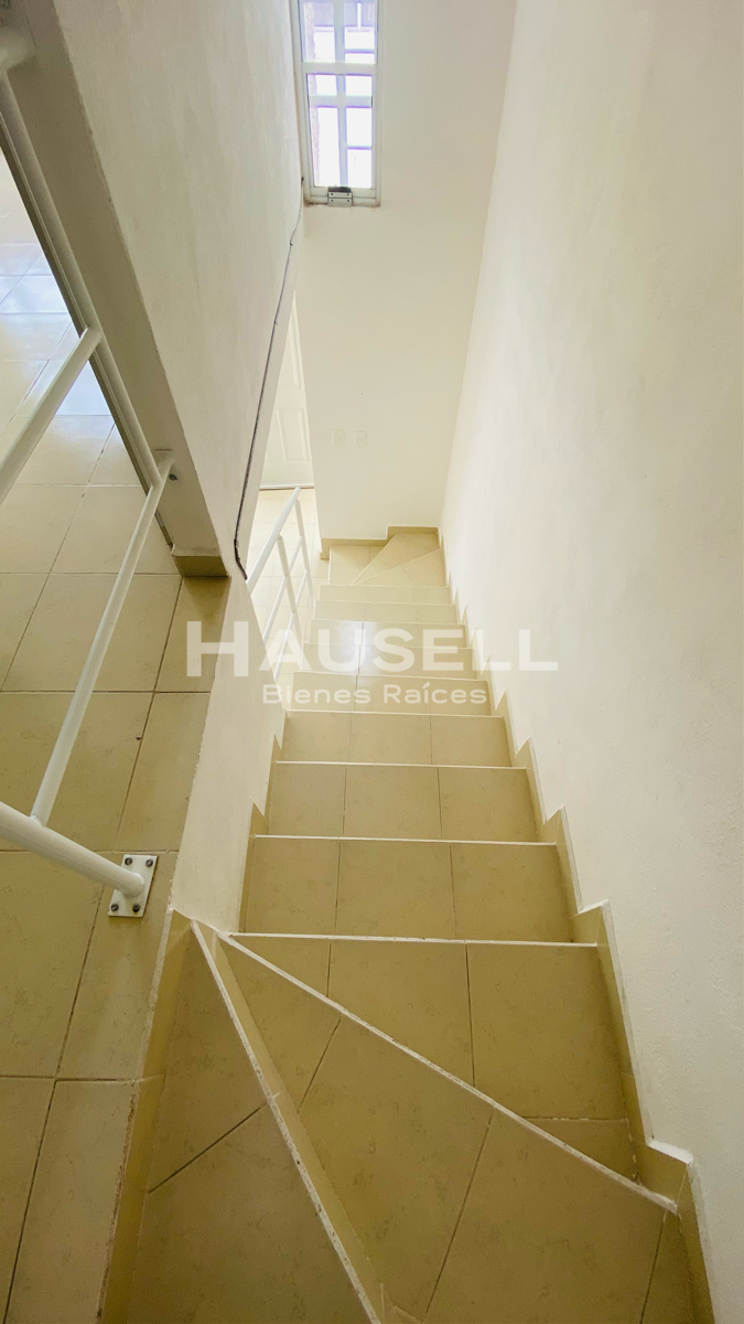 5 de 9: Escaleras hacía el segundo nivel.