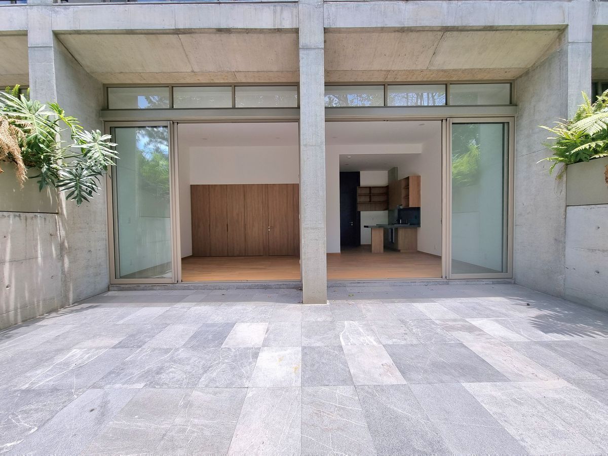 4 de 37: Vista desde la terraza hacia recamara,sala entrada principal