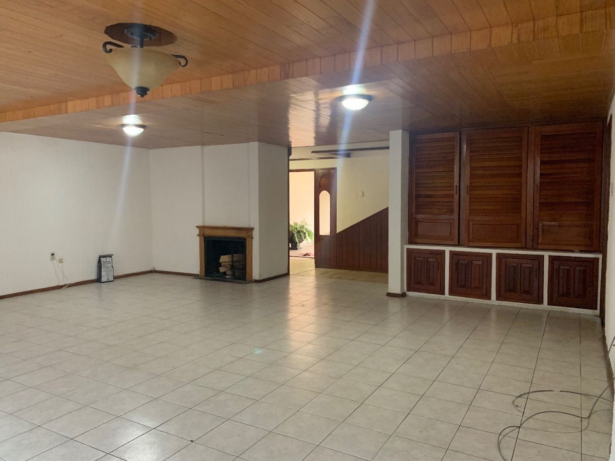 4 de 42: Estancia con chimenea