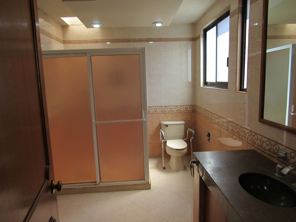 6 de 26: Baño  de la recámara principal.