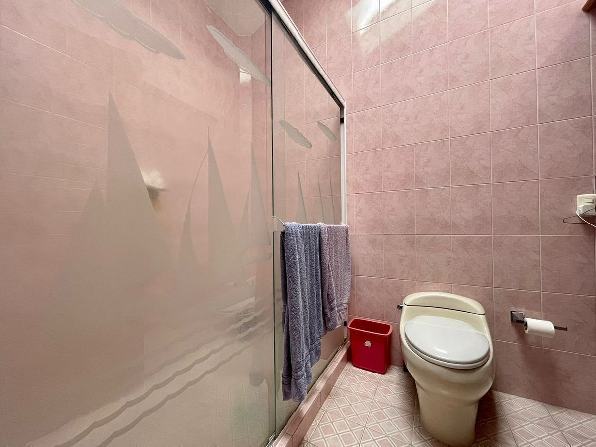 14 de 29: Baño con cristal.