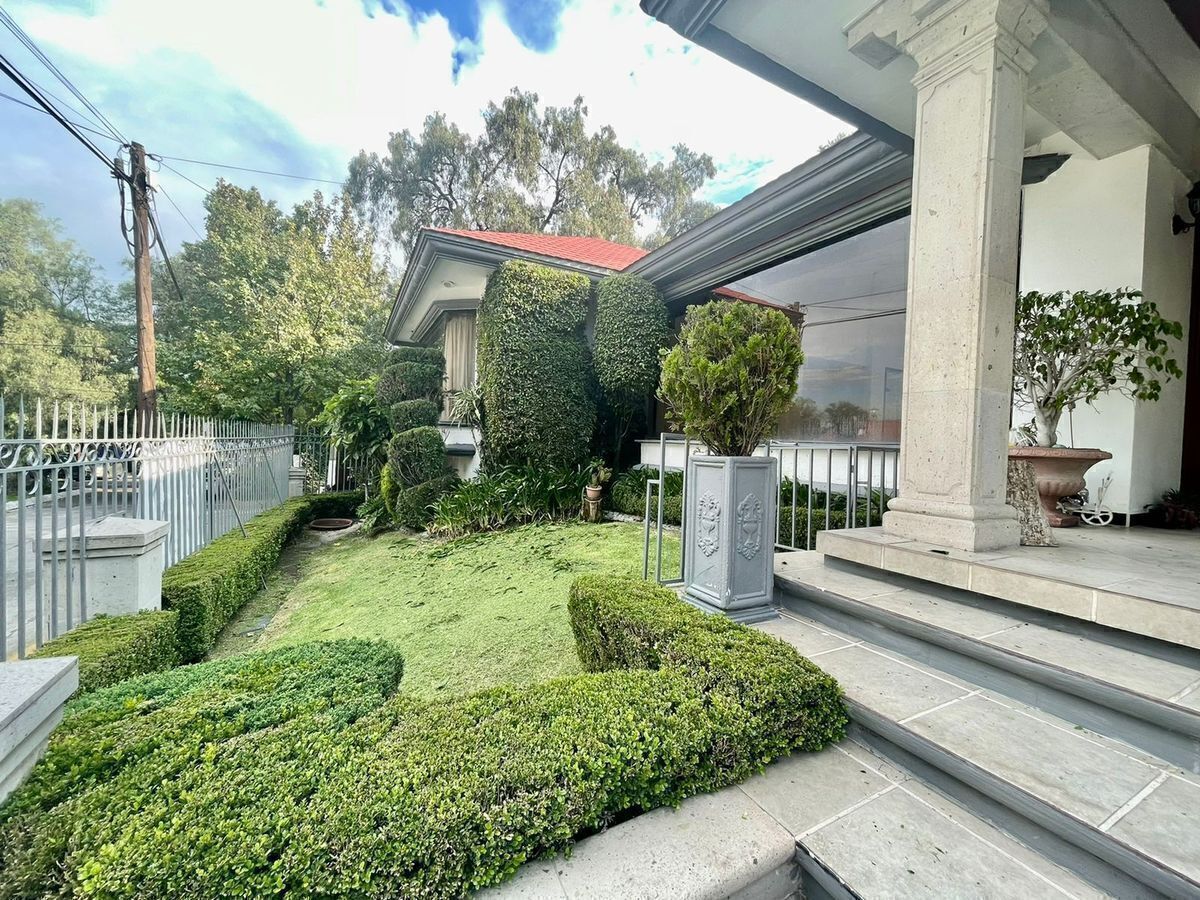 3 de 30: Jardín al frente de la casa.