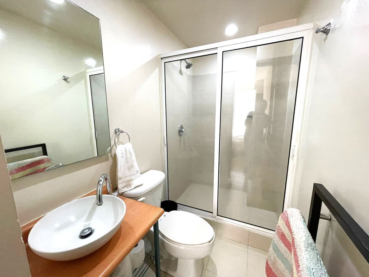 9 de 17: Baño completo con cancel de cristal templado