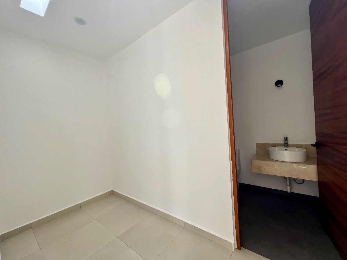 17 de 21: CLOSETH VESTIDOR Y BAÑO